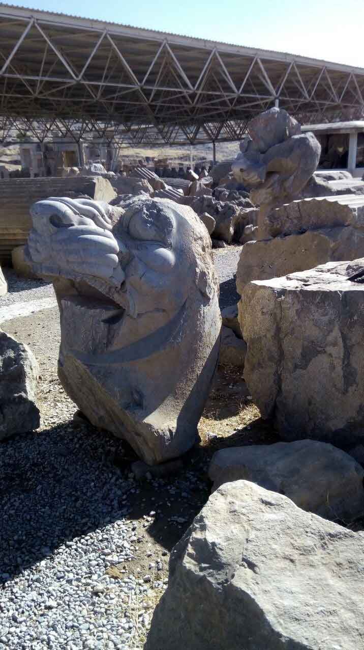 رنگ سرستون شیر و گاو در پارسه